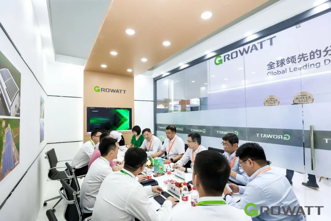 覃明東總經(jīng)理一行參觀了古瑞瓦特展臺(tái)