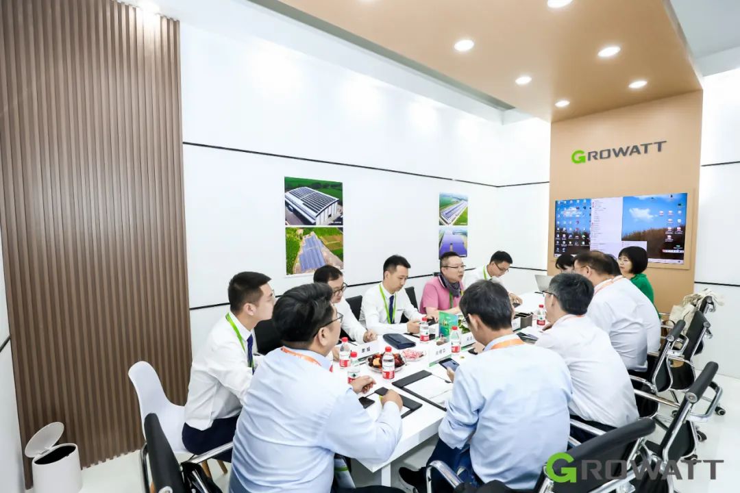 覃明東總經(jīng)理一行參觀了古瑞瓦特上海展臺(tái)